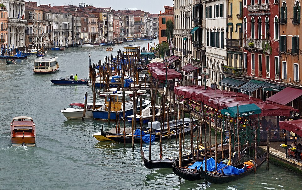 Rainy. The Grand Canal near the Rialto Bridge. Venice — Venice, Italy
