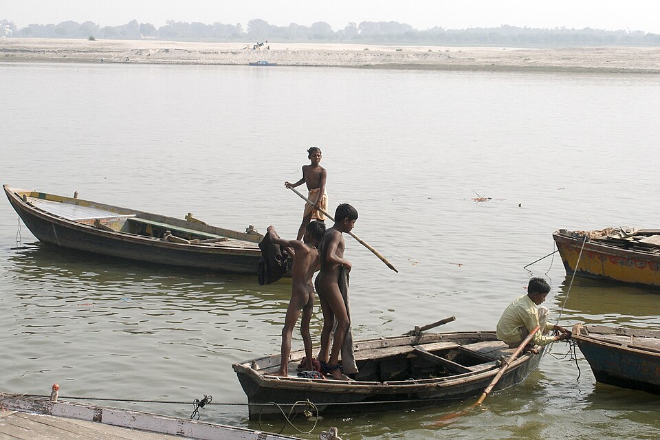 Varanasi, India, Boatmen on the Ganges River in Varanasi (Kashi) — Varanasi, India