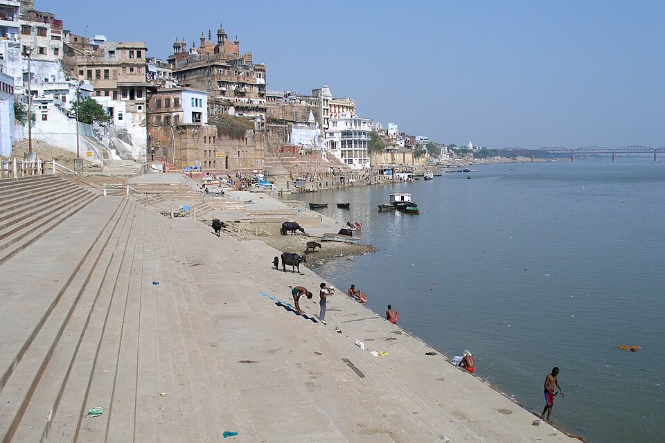 Varanasi, India, Clear sunny day at the embankment of Ganges River — Varanasi, India