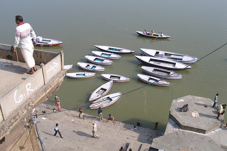 Varanasi, India, Boats and river Ganges under the sun — Varanasi, India