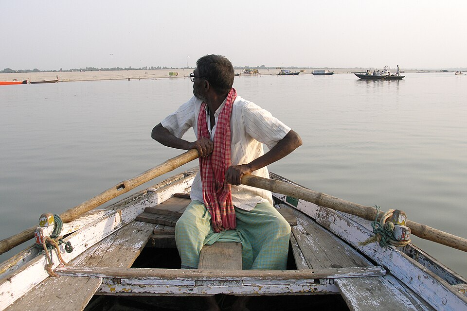 Varanasi, India, Rowing the boat on river Ganges — Varanasi, India