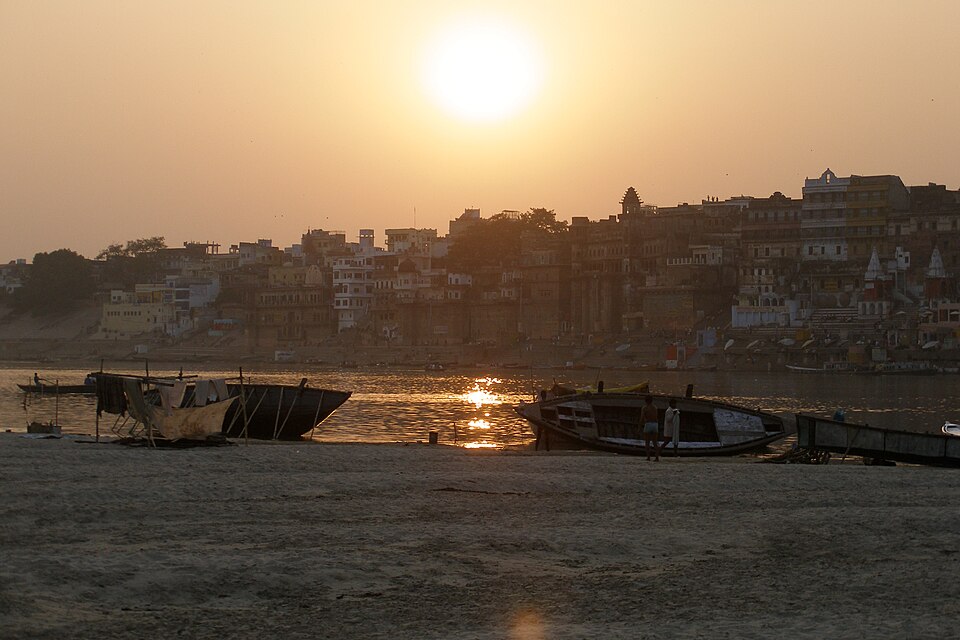 Varanasi, India, Sunset in Varanasi on sacred and mystical Ganges — Varanasi, India