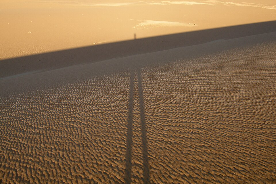 Sand dunes, Libyan Desert, Dakhla Oasis, Egypt — Erg Chebbi, Morocco