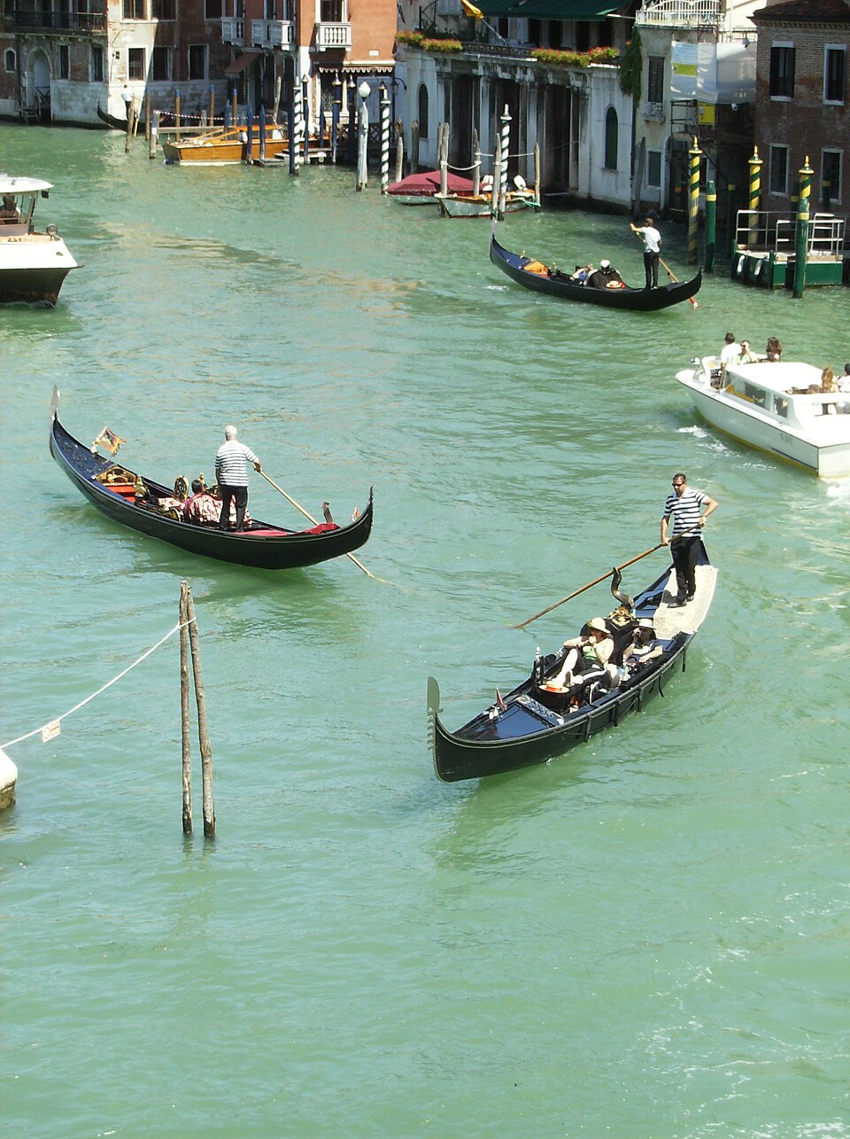 Venezia-gondola on canal grande — Venice, Italy
