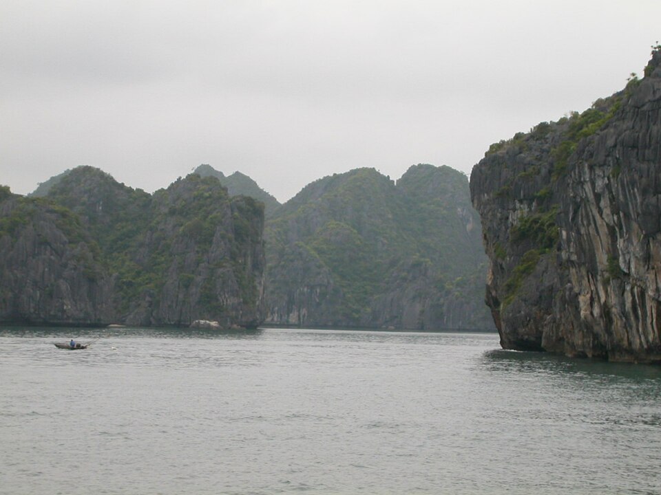 Halong Bay tourism in 2003 August 11 — Hạ Long Bay, Vietnam