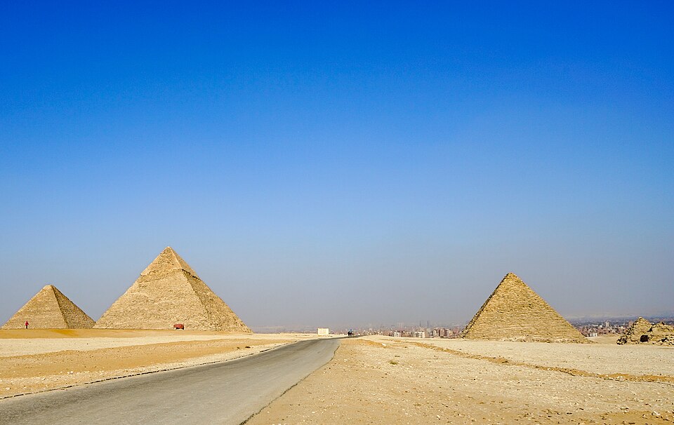 Giza Pyramid Complex (31956385617) — Giza, Egypt