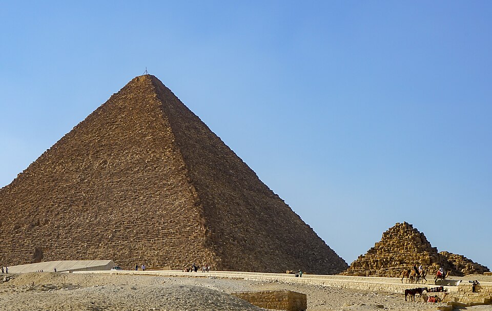 Giza Pyramid Complex (31956420017) — Giza, Egypt
