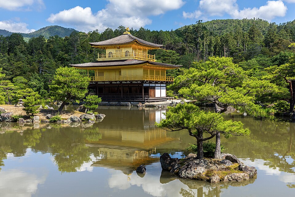 Water reflection of Kinkaku-ji Temple with a tree on a rock in the pond, Kyoto, Japan — Kyoto, Japan