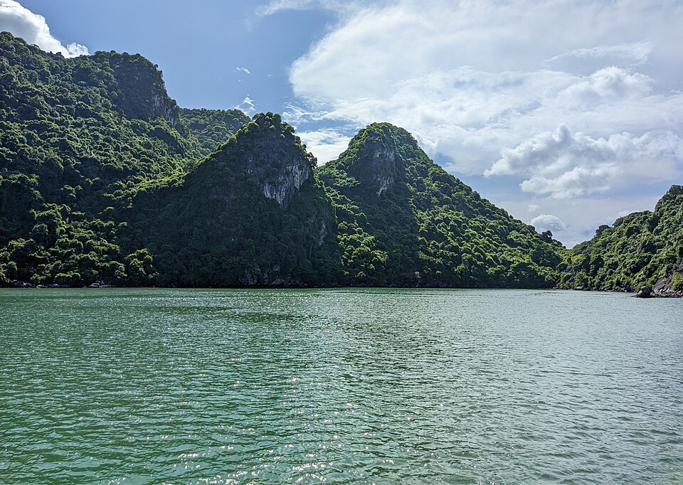 Halong Bay Island — Hạ Long Bay, Vietnam