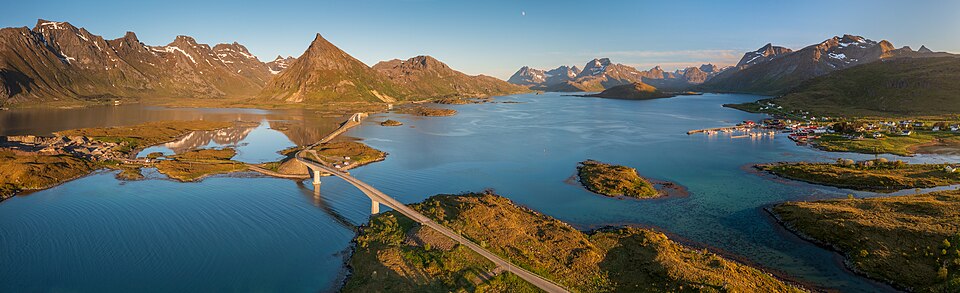 Wide view over Hovdanvika, Selfjorden and Torsfjorden at Fredvang in Flakstad, Nordland, N — Geirangerfjord, Norway