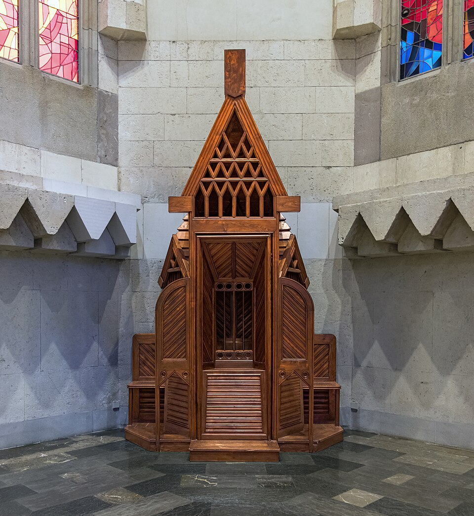(Barcelona) Confessionari dissenyat per Antoni Gaudí - Sagrada Familia — Barcelona, Spain