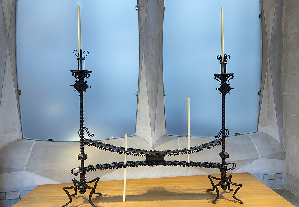 (Barcelona) Bastidors d'espelmes votives - dissenyat per Antoni Gaudí - Sagrada Familia — Barcelona, Spain