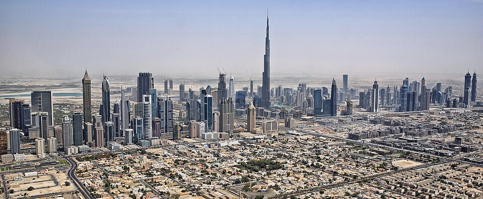Dubai Skyline mit Burj Khalifa (cropped) — Dubai, United Arab Emirates