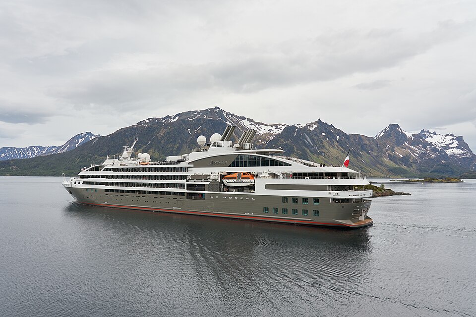 09556 NOR Lofoten Cruise vessel Le Boreal northbound V-P — Lofoten, Norway