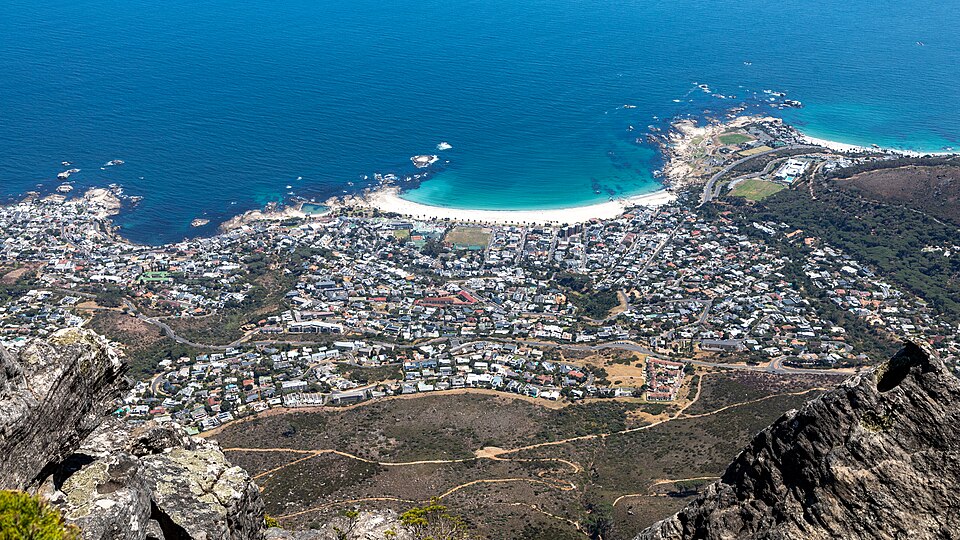 Cape Town (ZA), Table Mountain, Blick auf Camps Bay -- 2024 -- 2750 — Cape Town, South Africa