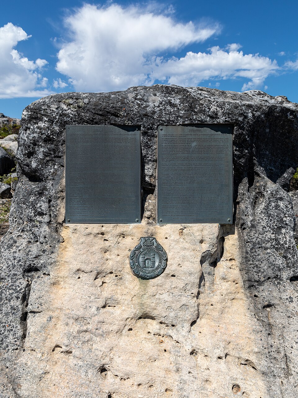 Cape Town (ZA), Table Mountain, Seilbahn, Gedenkplatte -- 2024 -- 2870 — Cape Town, South Africa