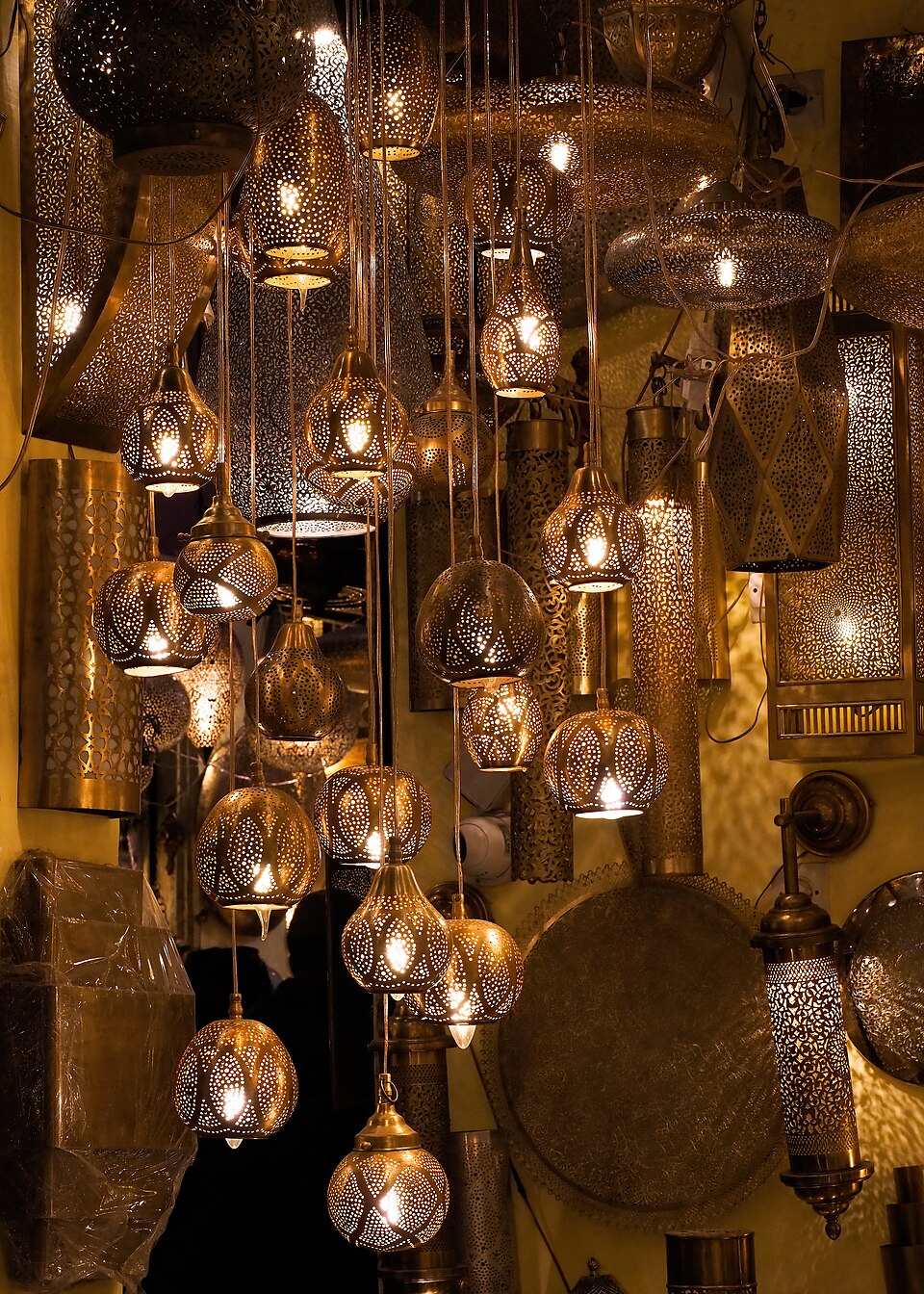 Oriental hanging lanterns. Souk Haddadine, Marrakech Medina, Morocco — Marrakech, Morocco