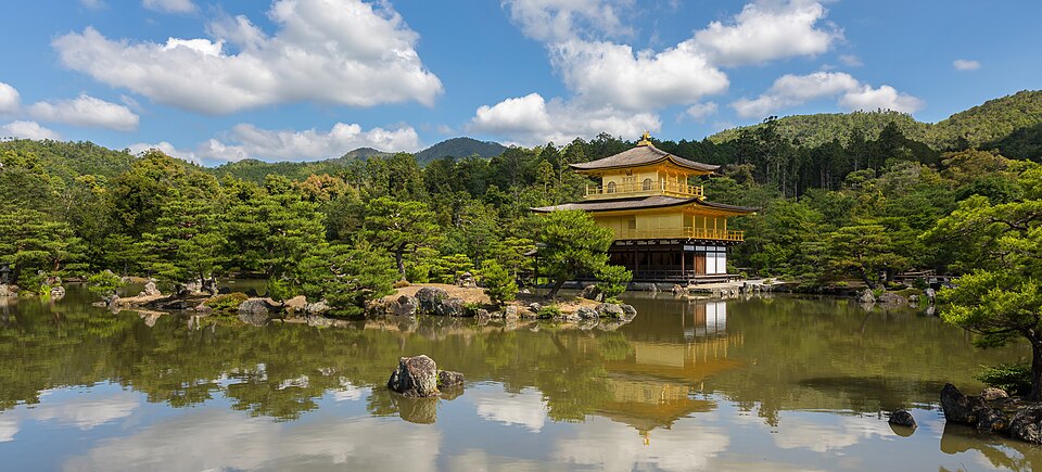 Water reflection of Kinkaku-ji Temple trees and clouds under blue sky in Kyoto Japan — Kyoto, Japan