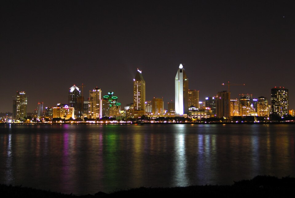 Sandiego skyline at night — Dubai, United Arab Emirates