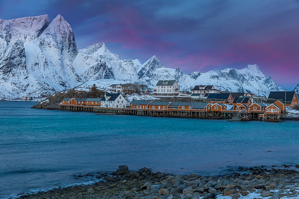 Sakrisøy village and mountains Lofoten Norway — Lofoten, Norway