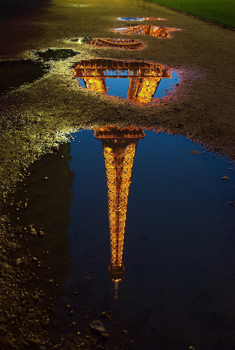 Reflet-tour-Eiffel-Paris-Luc-Viatour — Paris, France