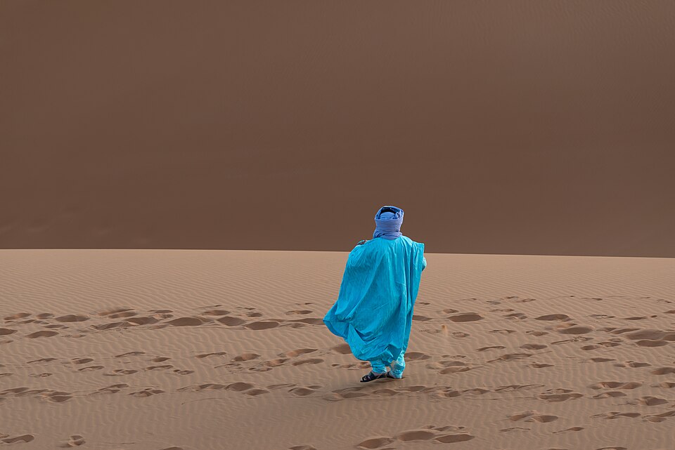 Berber guide walking the dunes of the Sahara - Morocco — Erg Chebbi, Morocco