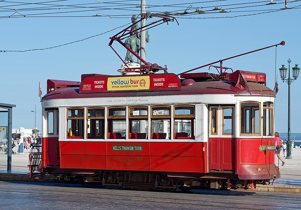 “Yellow Bus” tourist tram in Lisbon, 20250606 1934 0407 — Lisbon, Portugal