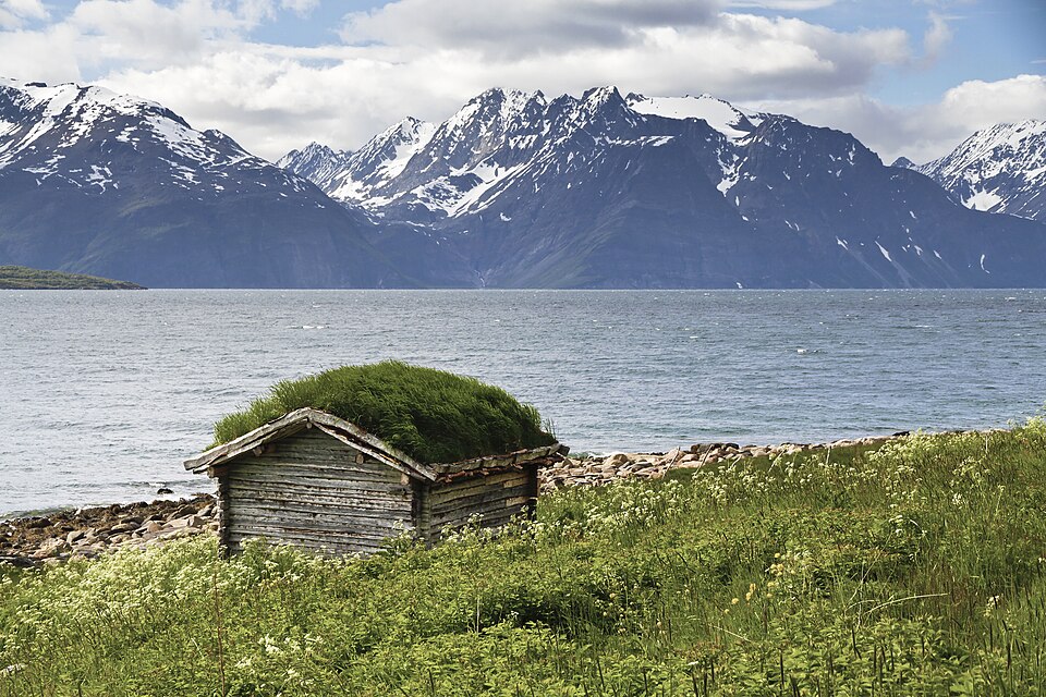 Shed with green roof at Lyngen fjord, 2012 June — Geirangerfjord, Norway
