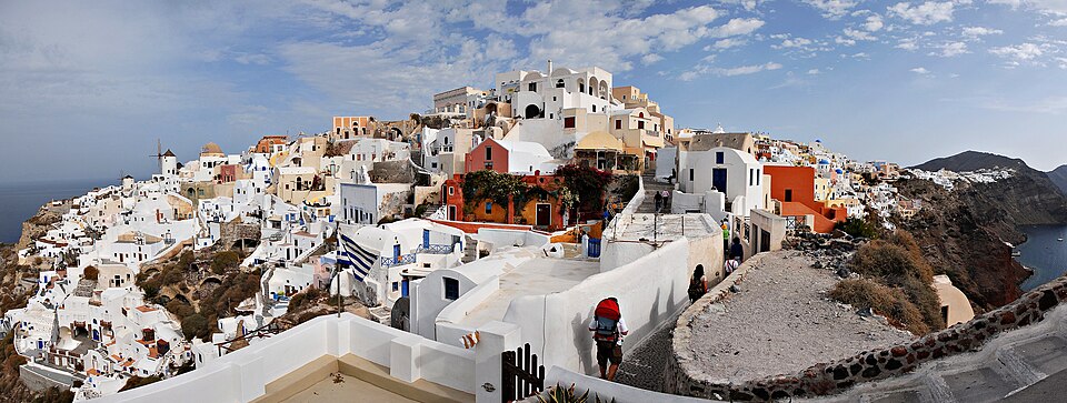 Panoramic view of Oia, Santorini island (Thira), Greece — Santorini, Greece