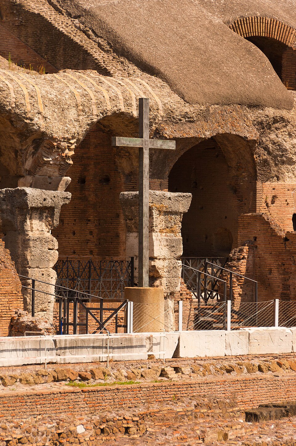 Cross Colosseum Rome Italy — Rome, Italy