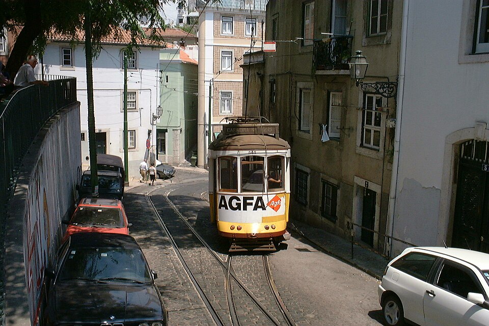 LisbonTram28E-CCFL545@TvªS.Tomé(1999.07.15) — Lisbon, Portugal