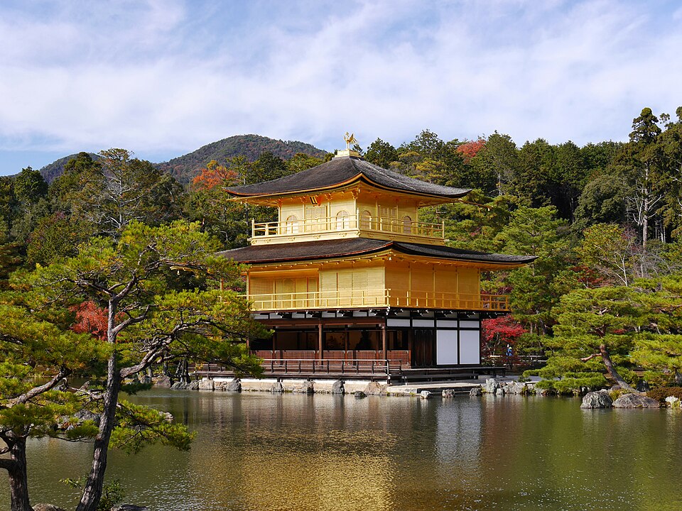 Kinkaku-ji the Golden Temple in Kyoto overlooking the lake - high rez — Kyoto, Japan