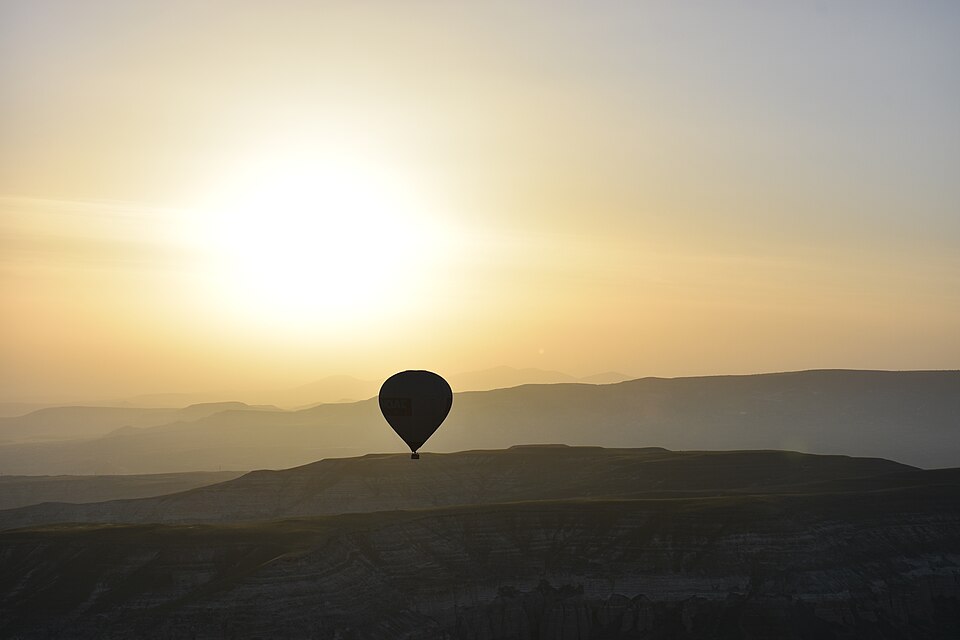 Hot air balloon at sunrise over Cappadocia, Turkey — Cappadocia, Turkey