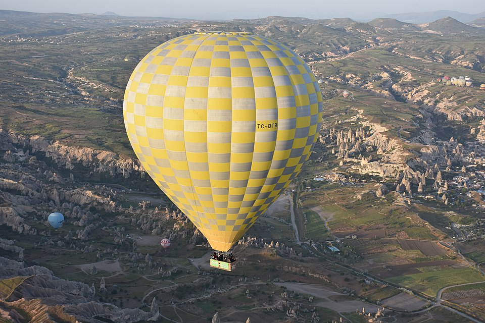 Hot air balloon over Cappadocia, Turkey — Cappadocia, Turkey