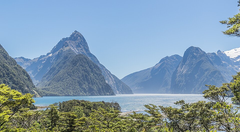 Milford Sound in Fiordland National Park 08 — Milford Sound, New Zealand