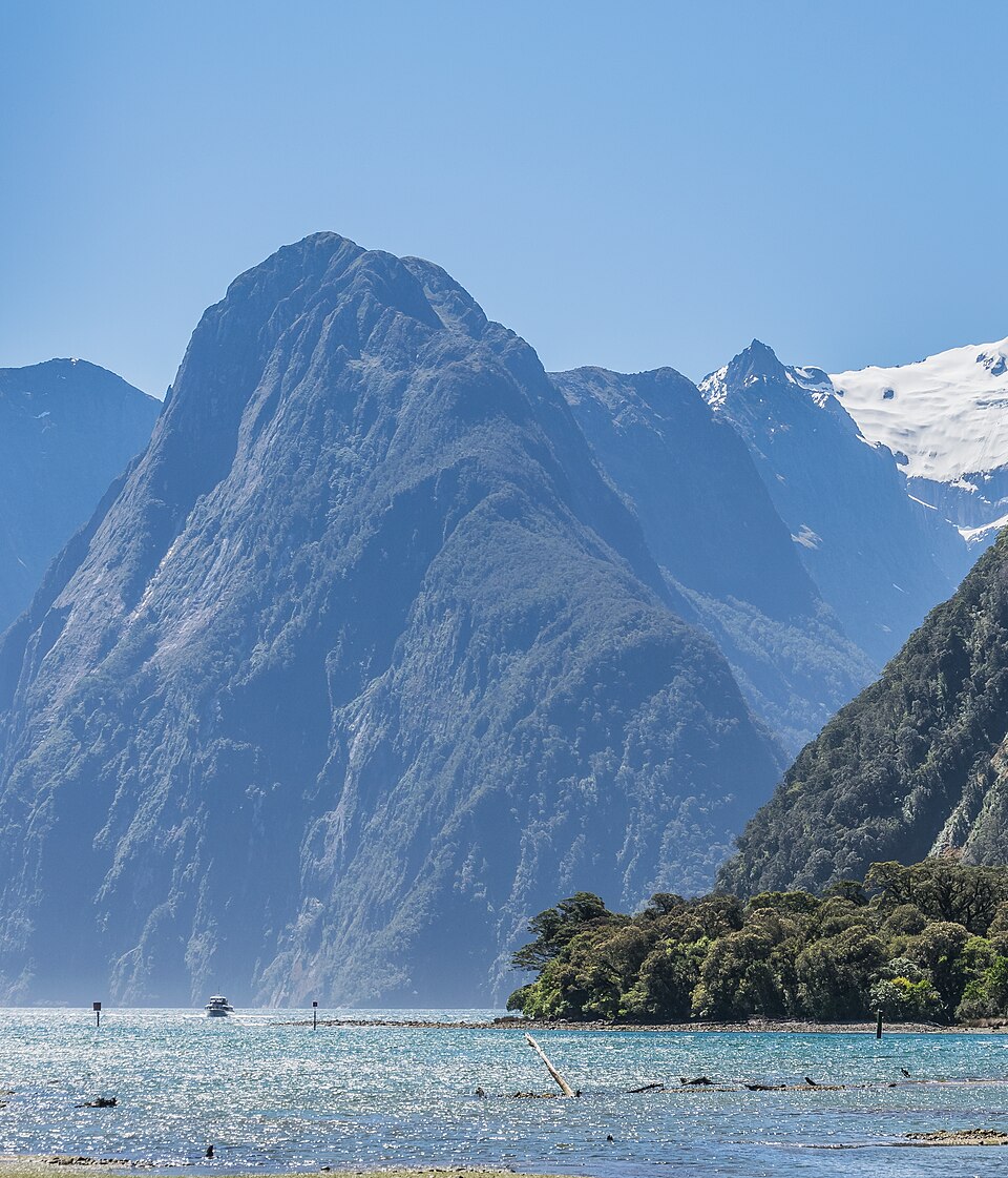 Milford Sound in Fiordland National Park 16 — Milford Sound, New Zealand