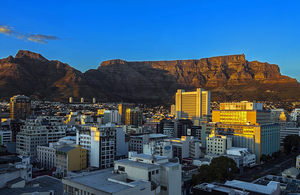 Devil's Peak, Table Mountain and Cape Town cityscape at dawn — Cape Town, South Africa