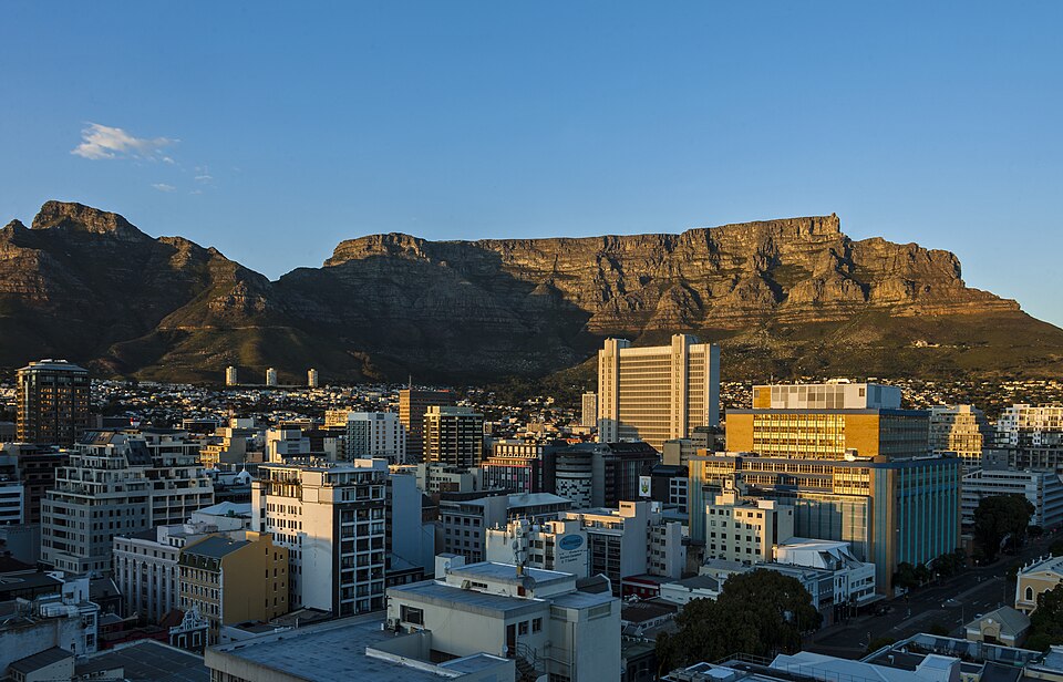 Cape Town City Bowl and Table Mountain at dawn — Cape Town, South Africa