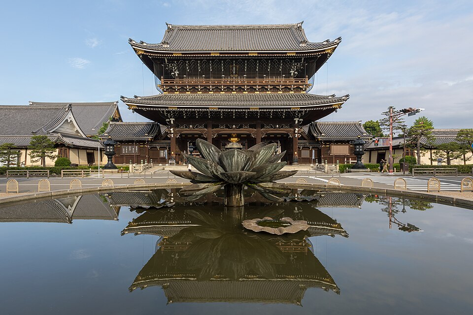 Founder's Hall gate of Higashi-Honganji Temple, with water reflection, Kyoto, Japan — Kyoto, Japan