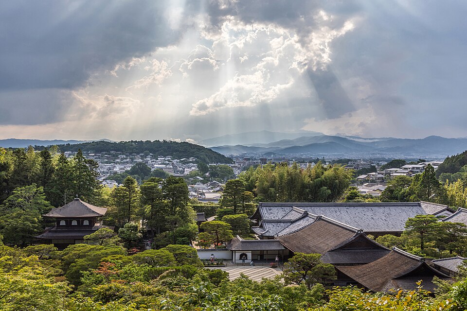 Sunlight through clouds and view of Ginkaku-ji Temple from above, Kyoto, Japan — Kyoto, Japan