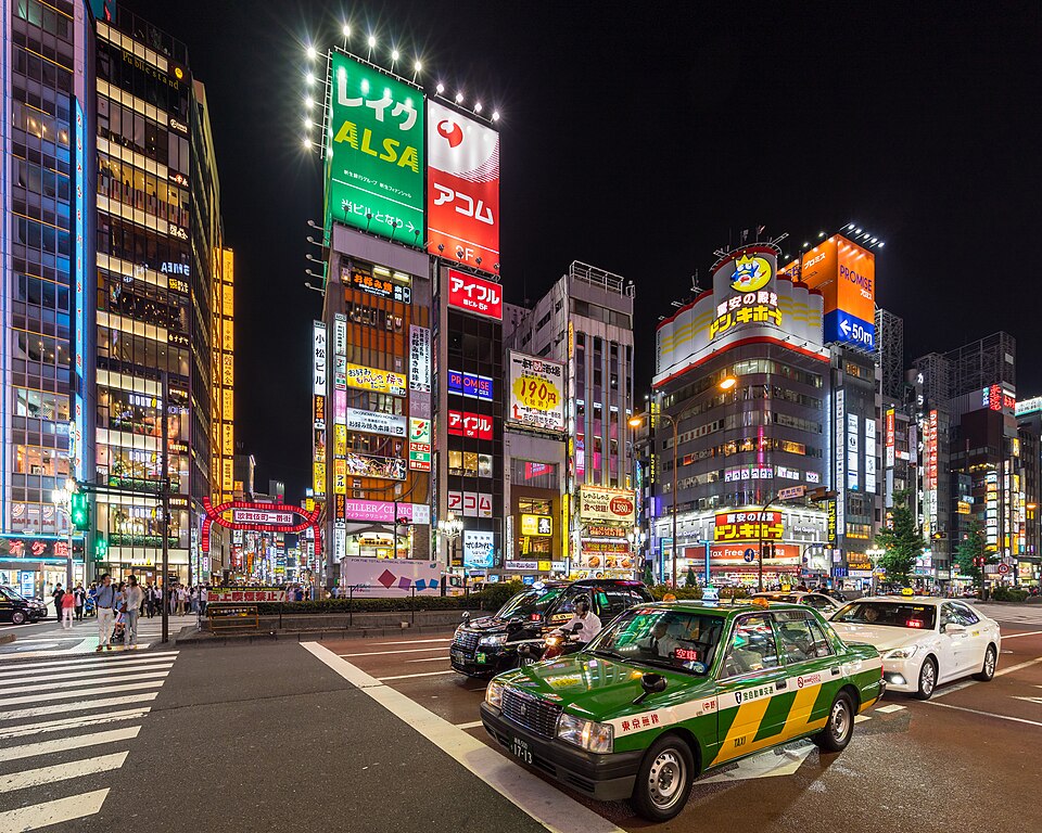 Yasukuni-dori Avenue at night with vehicles and colorful neon street signs, Shinjuku, Toky — Tokyo, Japan