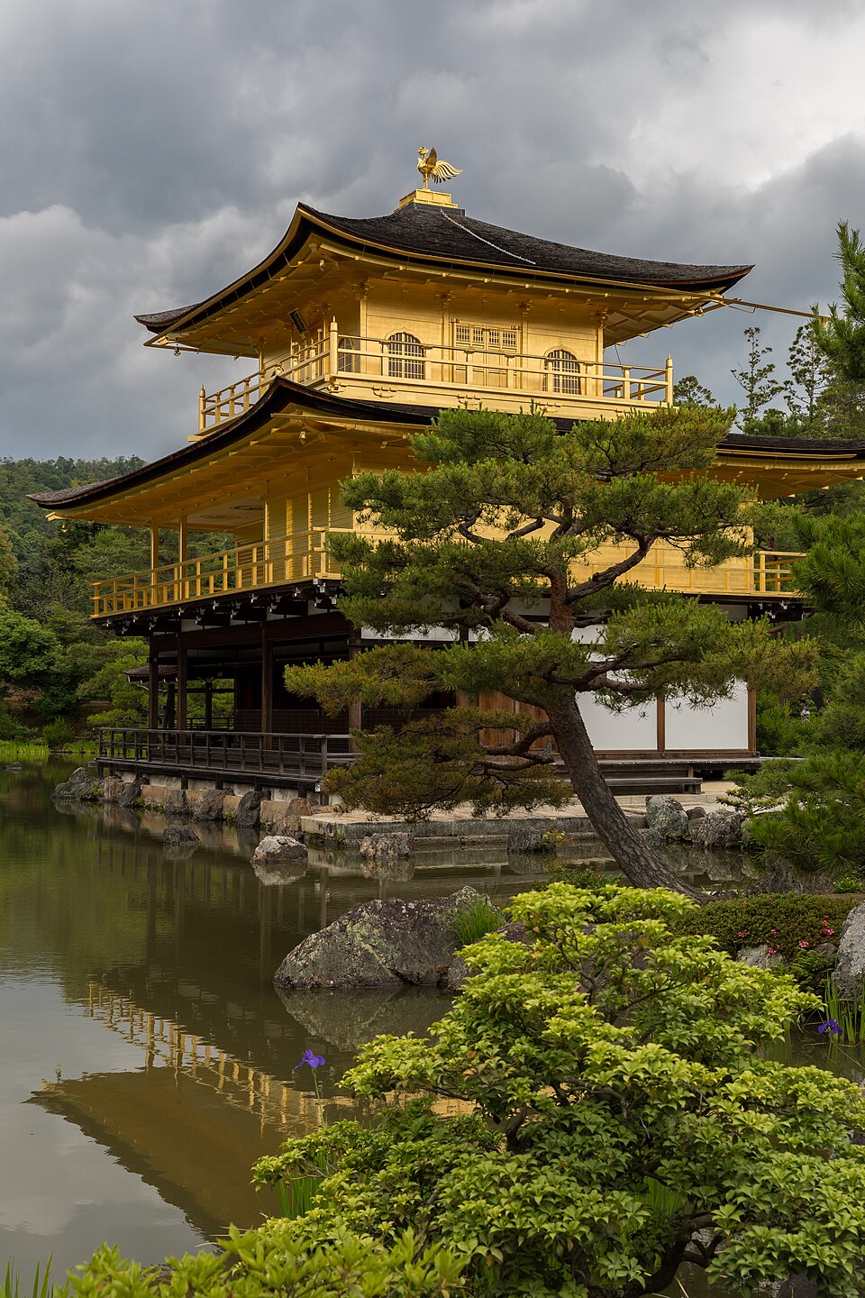 Water reflection of Kinkaku-ji Temple, side view, a cloudy day, Kyoto, Japan — Kyoto, Japan