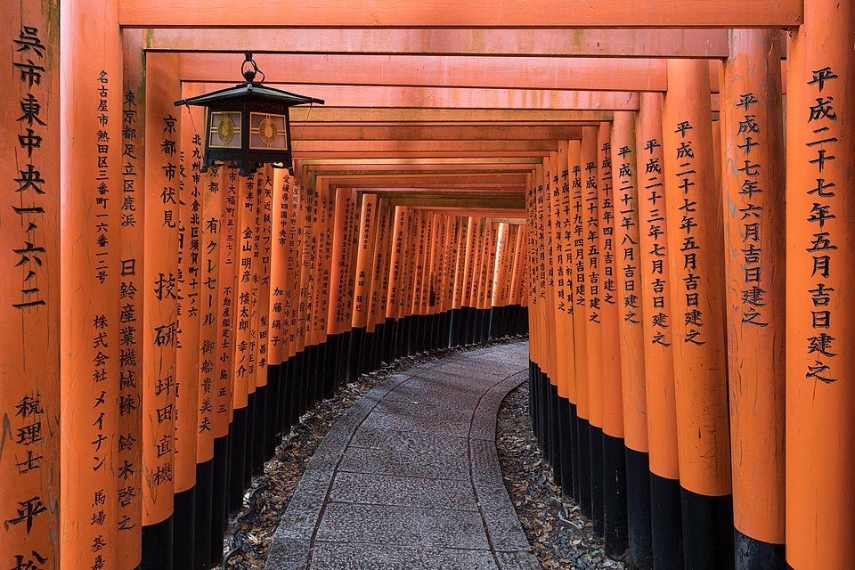 Torii path with lantern at Fushimi Inari Taisha Shrine, Kyoto, Japan — Kyoto, Japan