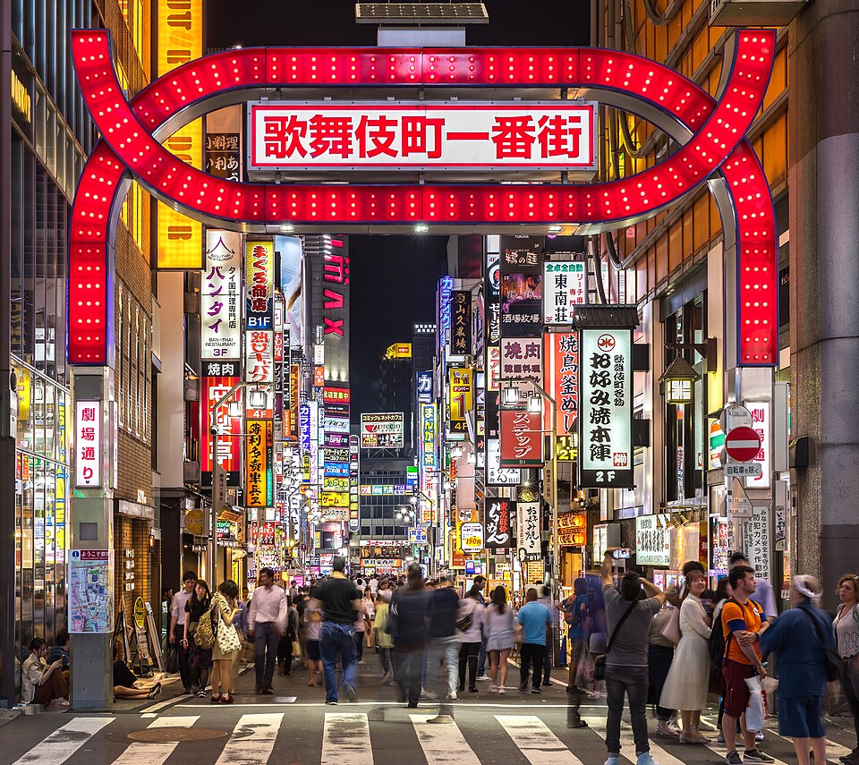 Kabukicho red gate and colorful neon street signs at night, Shinjuku, Tokyo, Japan — Tokyo, Japan
