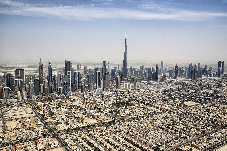 Dubai Skyline mit Burj Khalifa (18241030269) — Dubai, United Arab Emirates