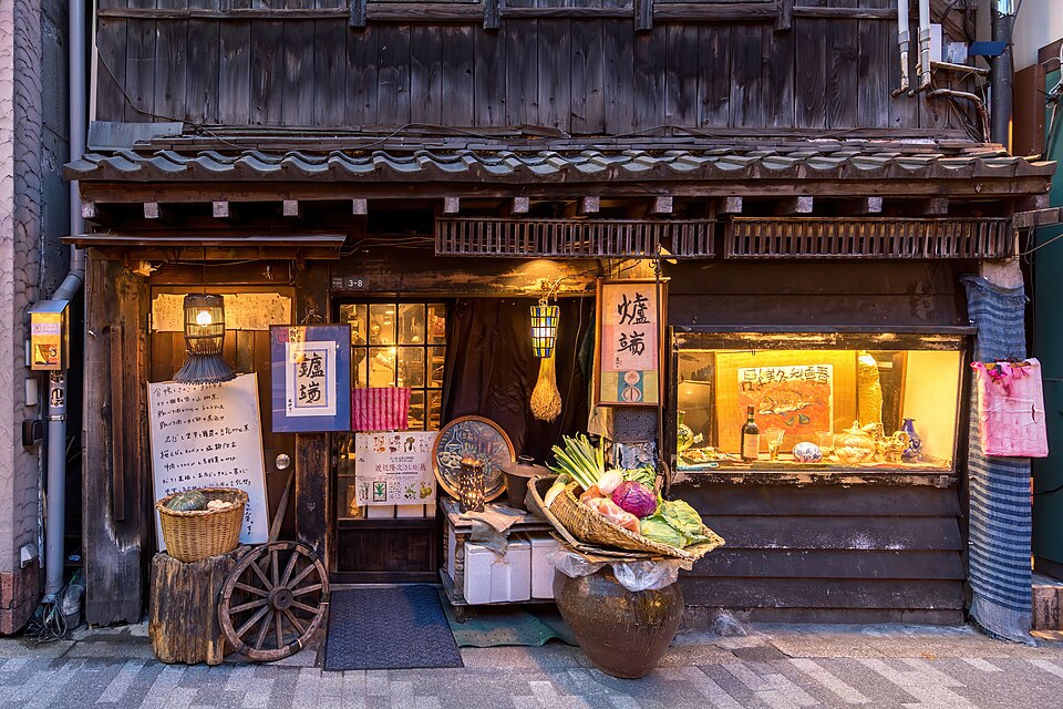 Illuminated facade of a restaurant serving traditional food with fresh vegetables in Chiyo — Tokyo, Japan