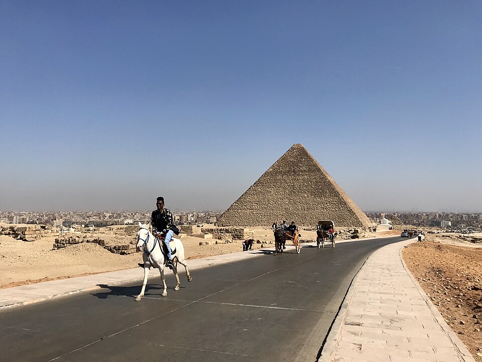 A horse and rider touring the pyramids of Giza, in Cairo Egypt — Giza, Egypt
