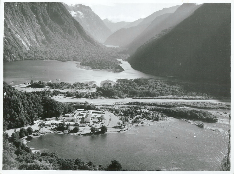 Southland - Milford Sound Publicity Caption Milford Hotel, Milford Sound, Southland Photog — Milford Sound, New Zealand
