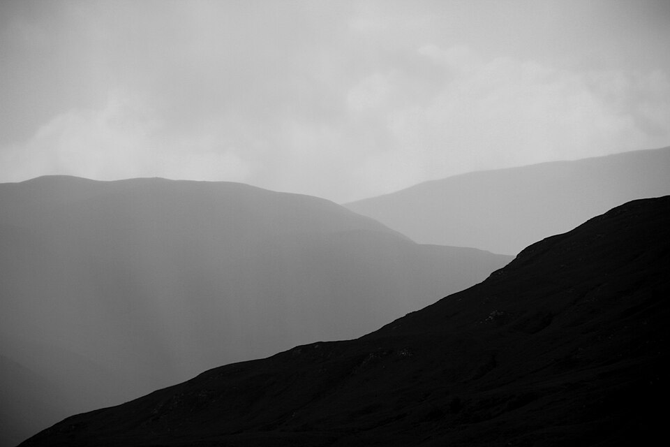 Mountain silhouettes in the Scottish Highlands — Highlands, United Kingdom
