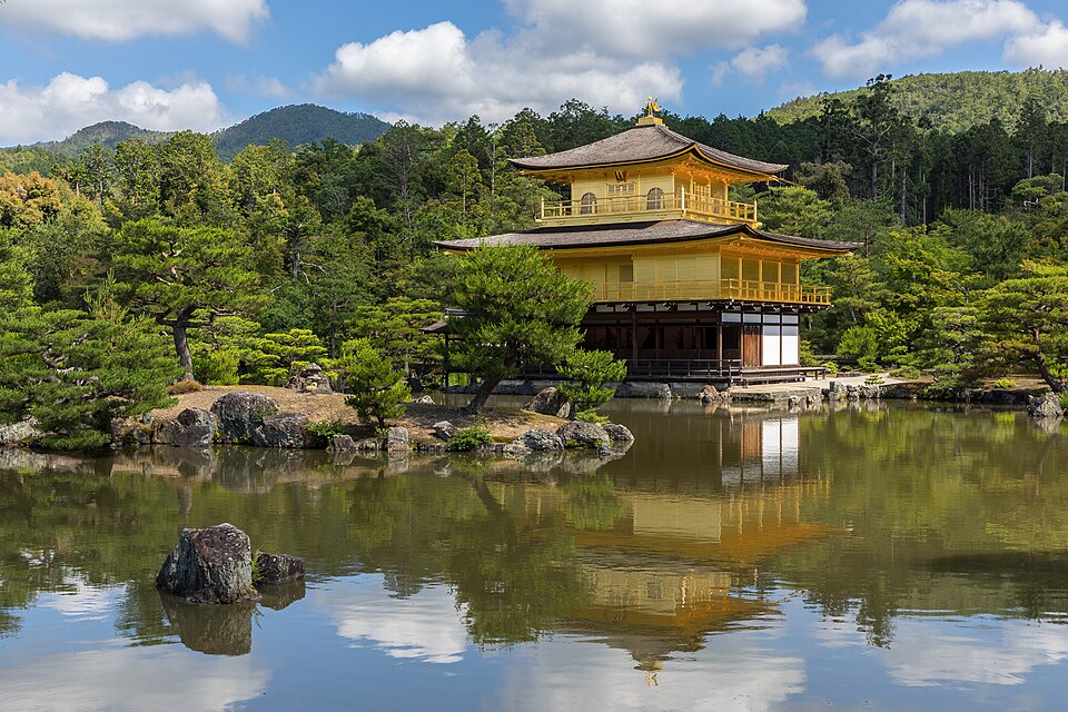 Water reflection of Kinkaku-ji Temple with blue sky and white clouds, Kyoto, Japan — Kyoto, Japan